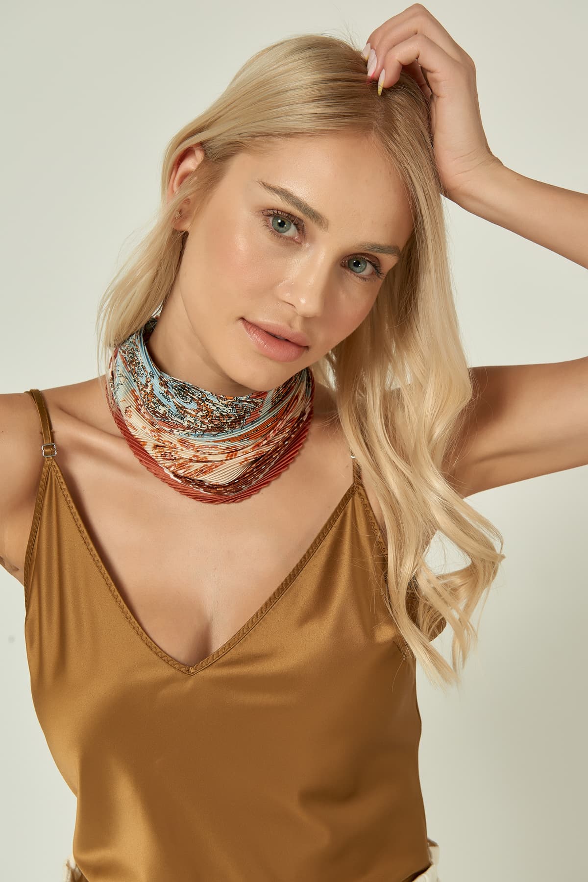 12353-1 Etro Desenli Kiremit Pliseli Saten Bandana Fular 50x50 cm