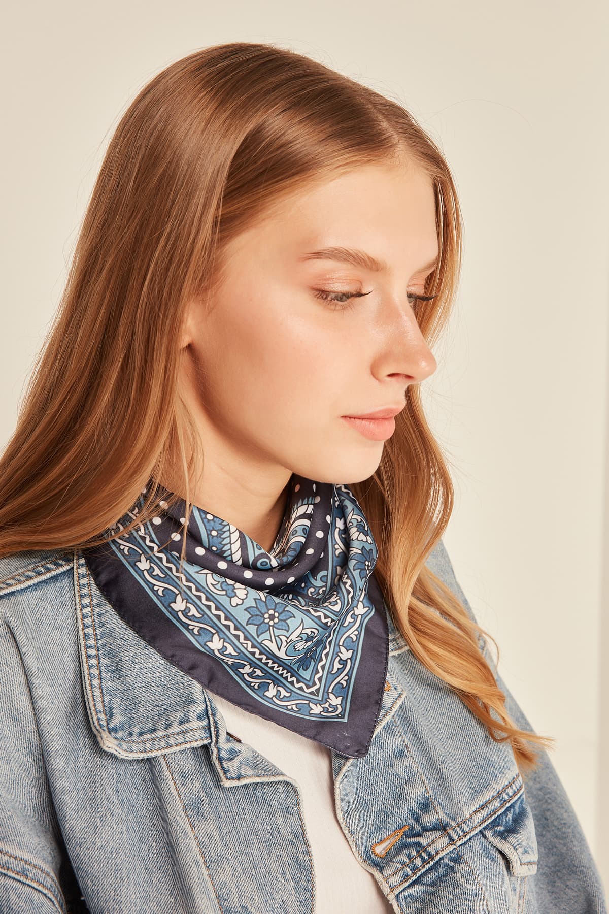 13935 Şal Desenli Lacivert Saten Bandana Fular 50x50 cm görsel 4