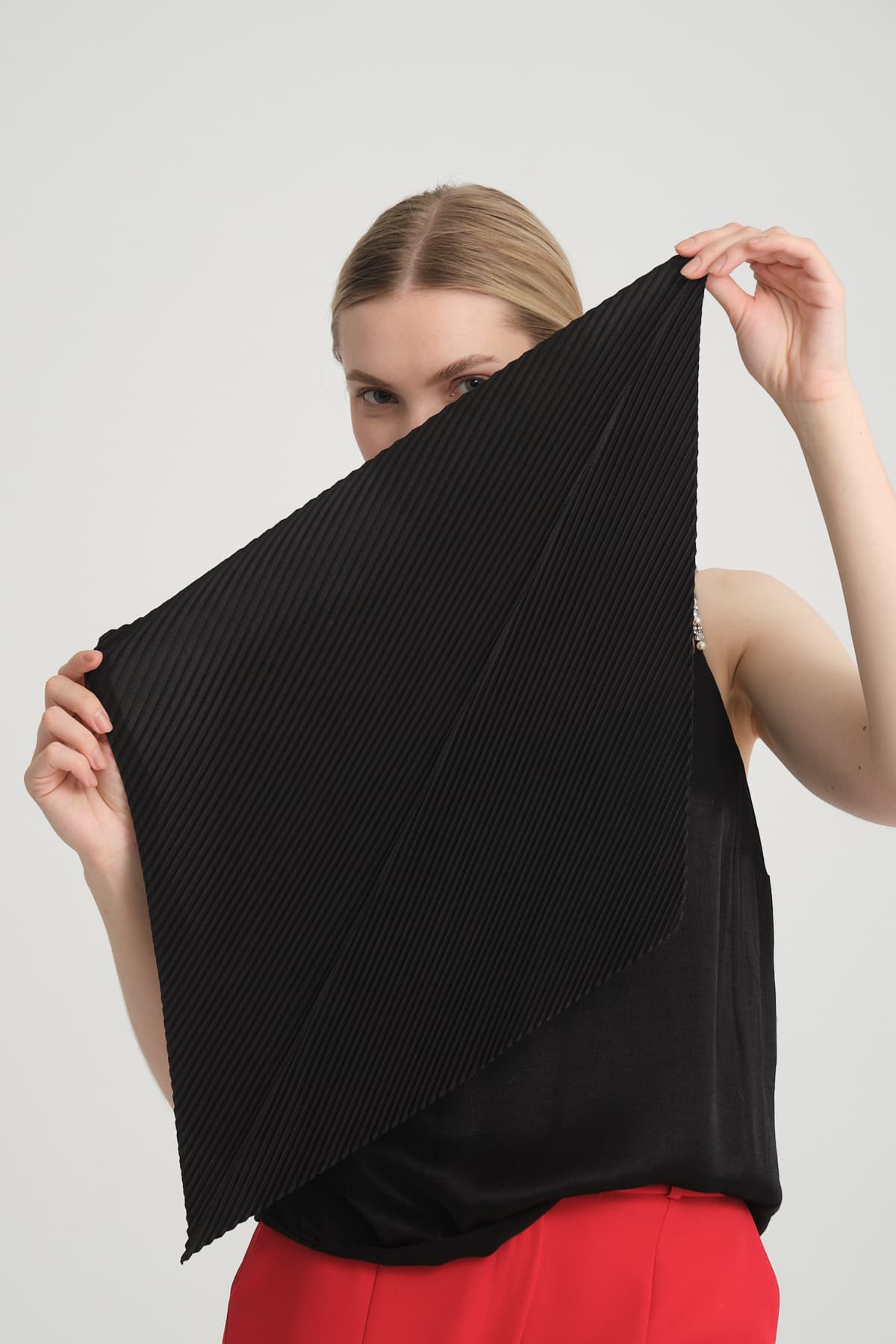 13731-1 Siyah Pliseli Saten Bandana Fular 50x50 cm görsel 5
