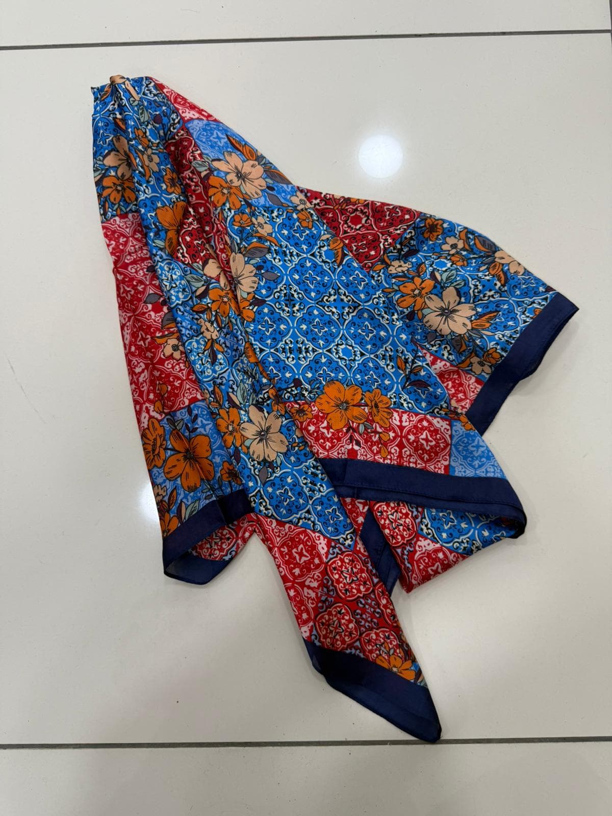 14930 Çiçek Desenli Lacivert Çift Tarafı Baskılı Bandana Fular 90x90 cm görsel 2