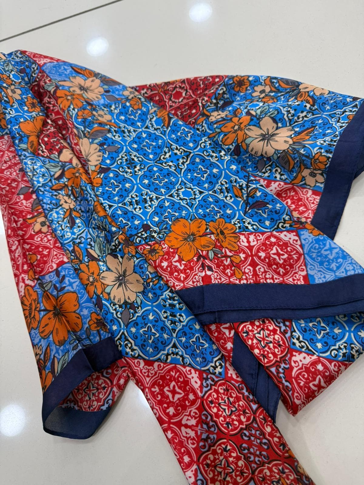 14930 Çiçek Desenli Lacivert Çift Tarafı Baskılı Bandana Fular 90x90 cm görsel 3