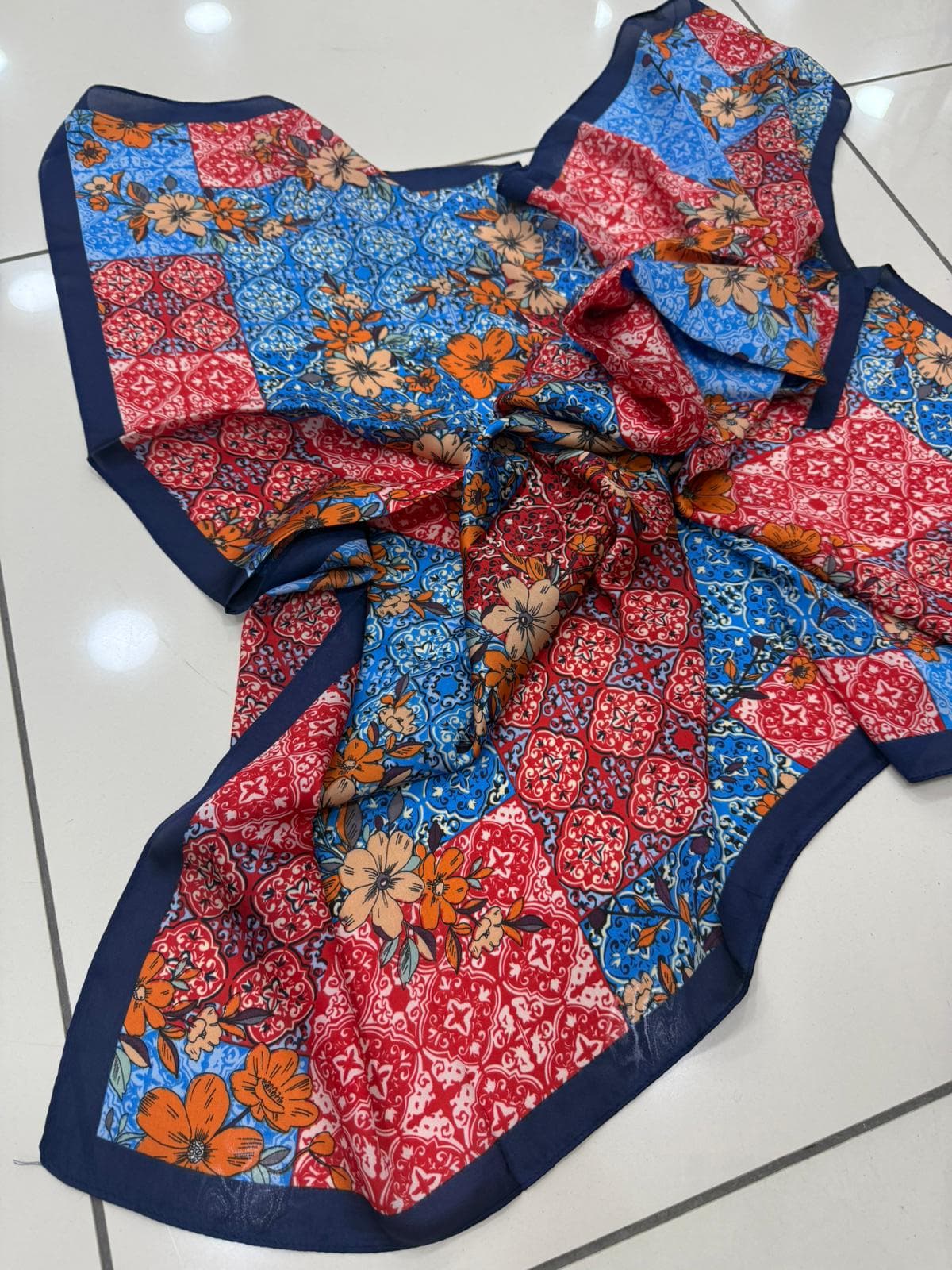 14930 Çiçek Desenli Lacivert Çift Tarafı Baskılı Bandana Fular 90x90 cm görsel 4
