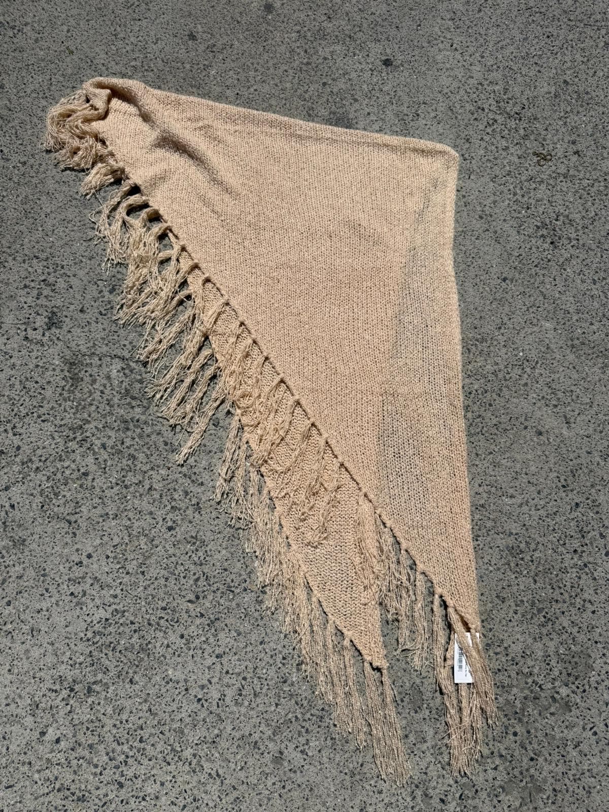 S010 Püsküllü Yün Karışımlı Kumaş Bej Üçgen Şal 80x180 cm görsel 2