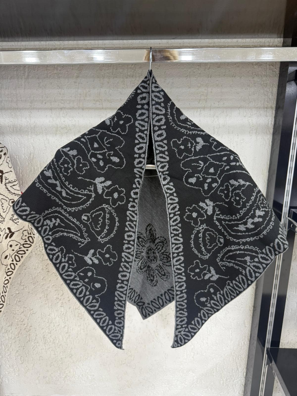 S011 Gri Etnik Desenli Pamuklu Kujten Şal görsel 3