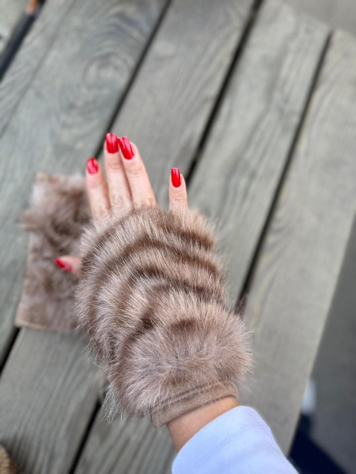 14694 İçi Süet Dışı Peluş Zebra Kürklü Vizon Eldiven görsel 2