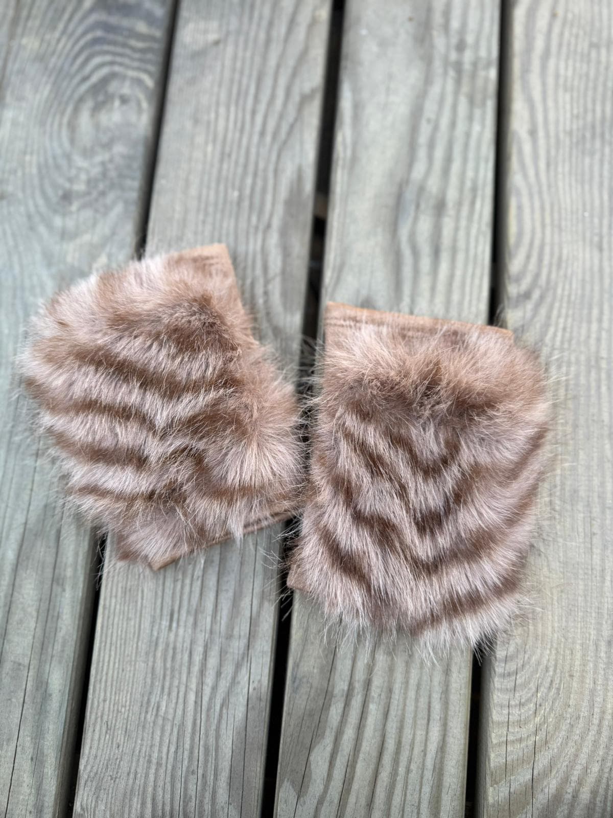 14694 İçi Süet Dışı Peluş Zebra Kürklü Vizon Eldiven görsel 4