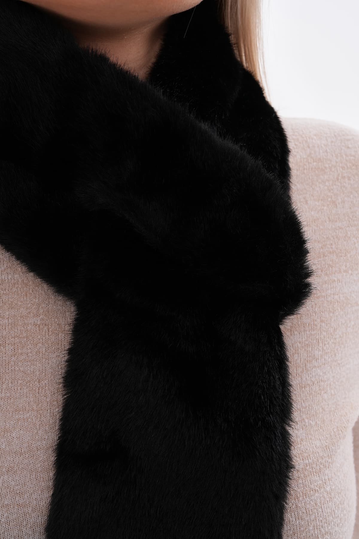 14696 Uçları Ponponlu İçten Geçmeli Peluş Siyah Atkı görsel 4