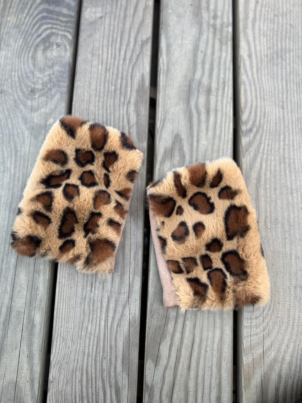 16043 Leopar Desen Peluş Vizon Kesik Eldiven görsel 2