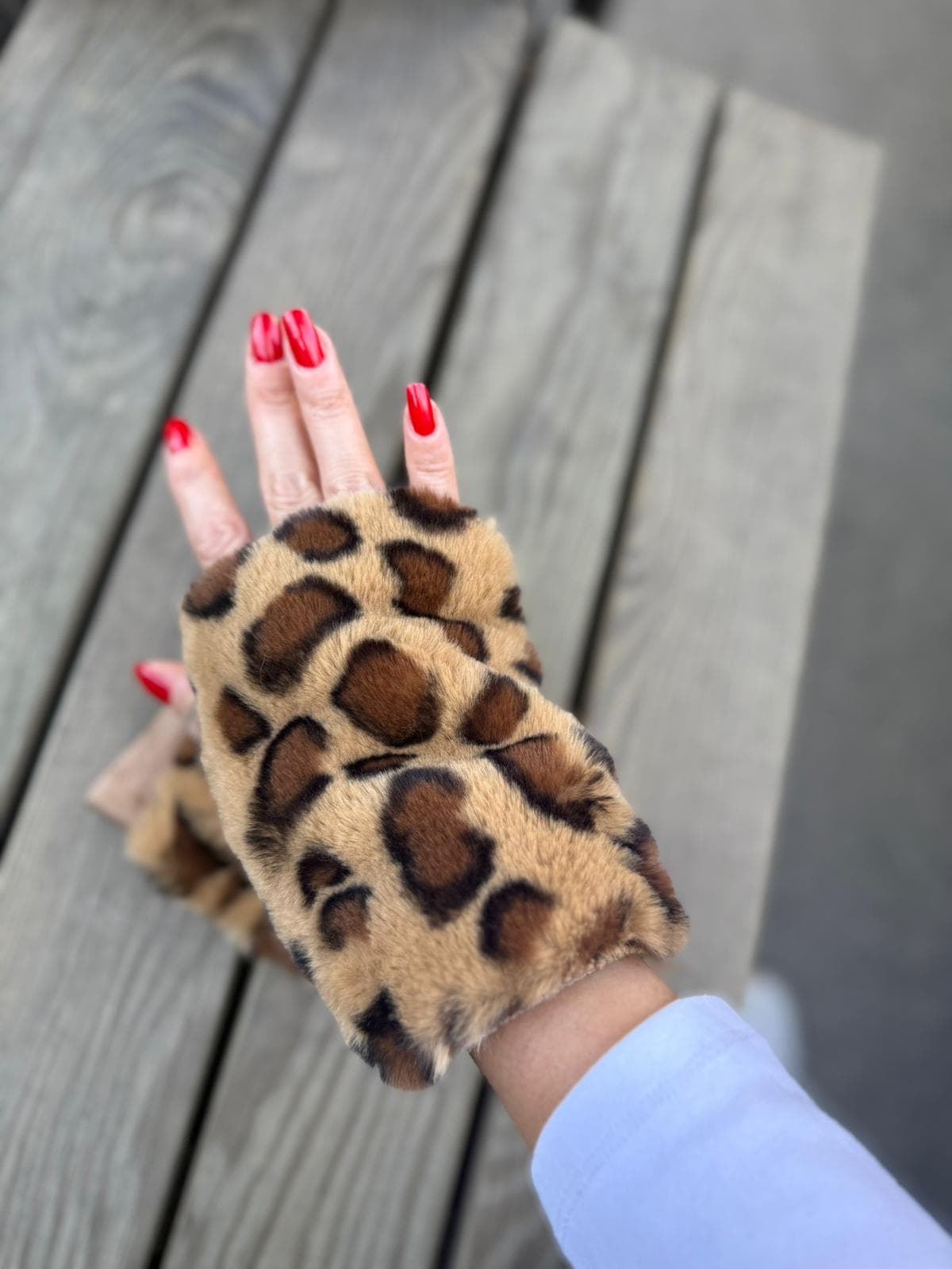 16043 Leopar Desen Peluş Vizon Kesik Eldiven görsel 3