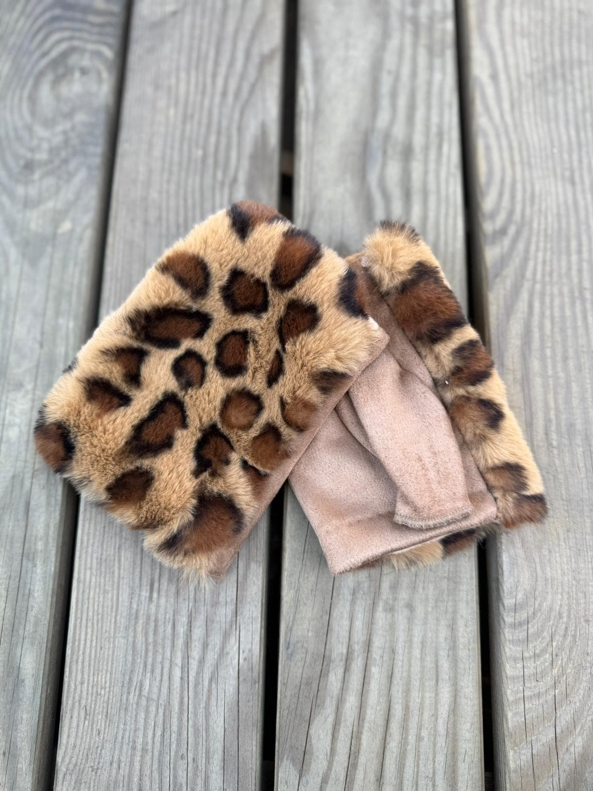 16043 Leopar Desen Peluş Vizon Kesik Eldiven görsel 4