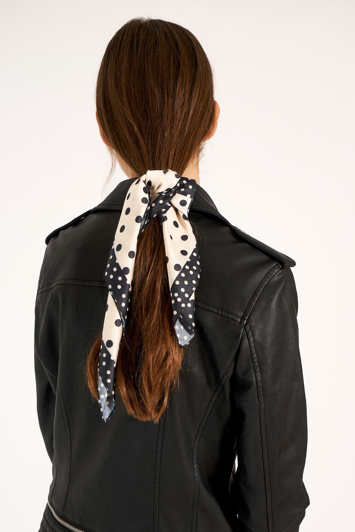 13472 Puantiye Desenli Saten Bandana Fular 50x50 cm görsel 5