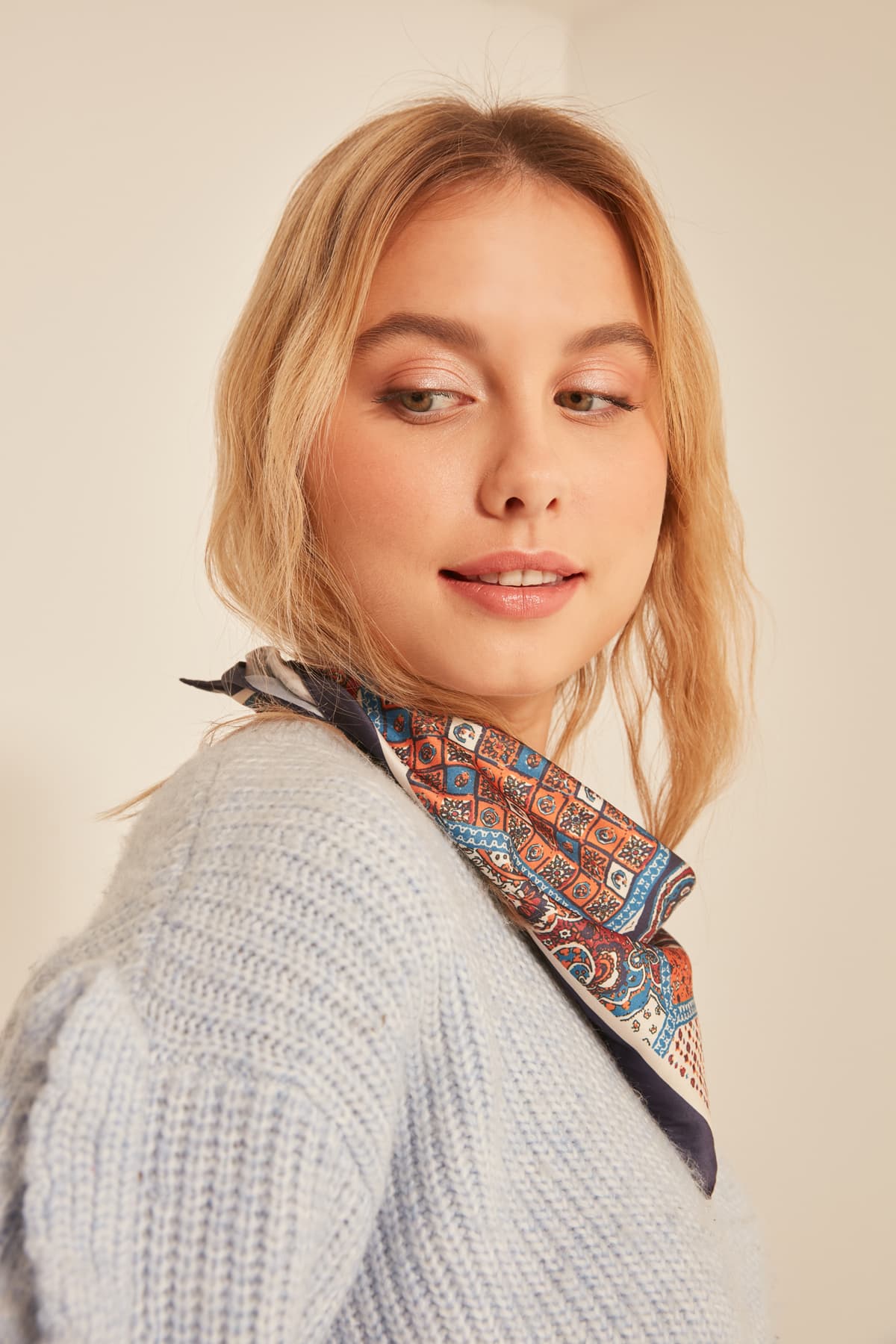 12353 Etro Desenli Lacivert Saten Bandana Fular 50x50 cm görsel 2