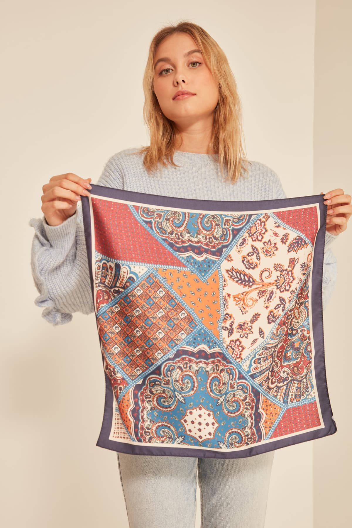 12353 Etro Desenli Lacivert Saten Bandana Fular 50x50 cm görsel 3