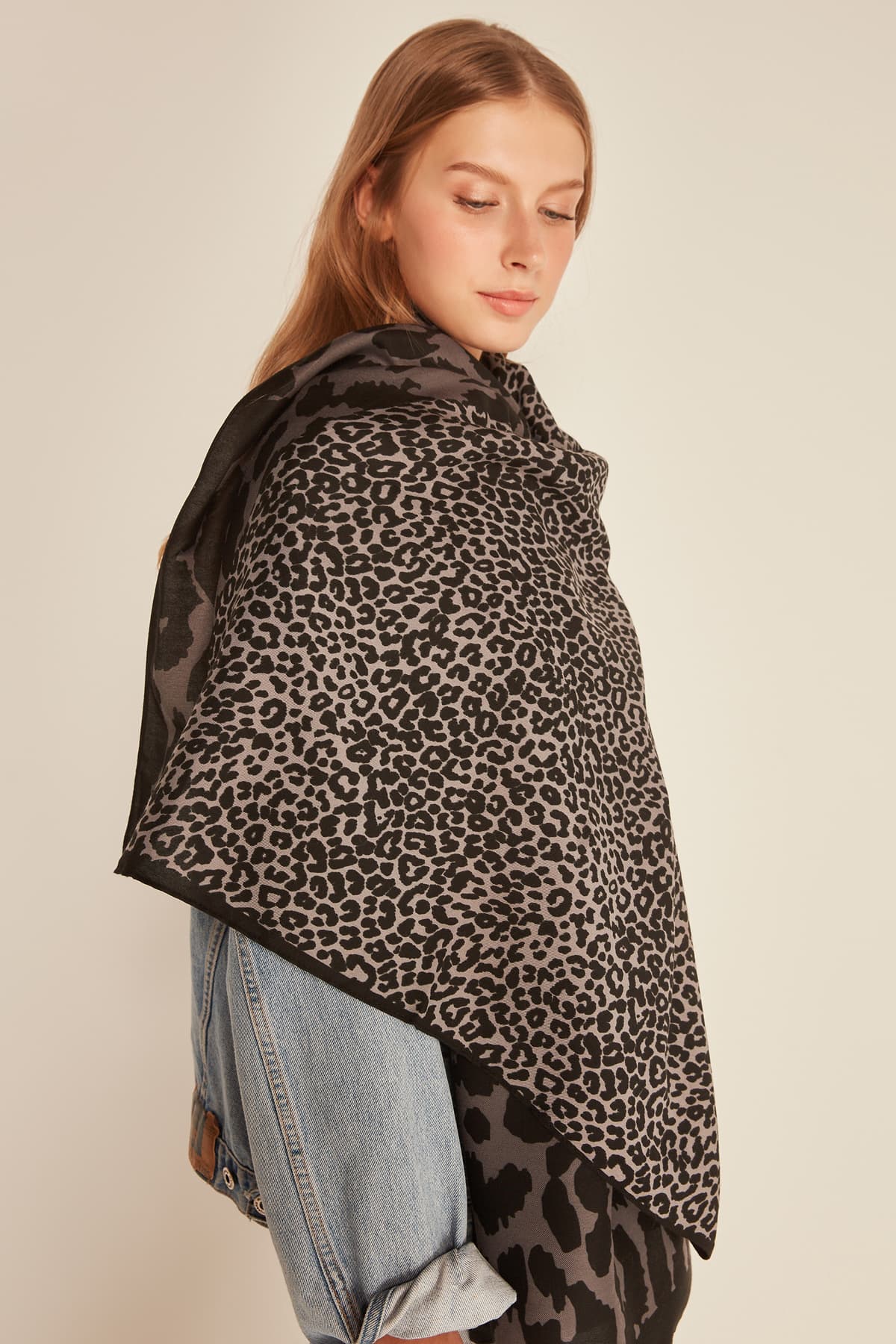 13955 Patchwork Leopar Desenli Siyah Yumuşak Dokulu Şal görsel 3