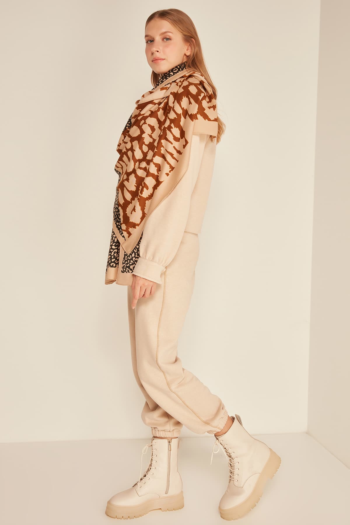 13955 Patchwork Leopar Desenli Bej Yumuşak Dokulu Şal görsel 3