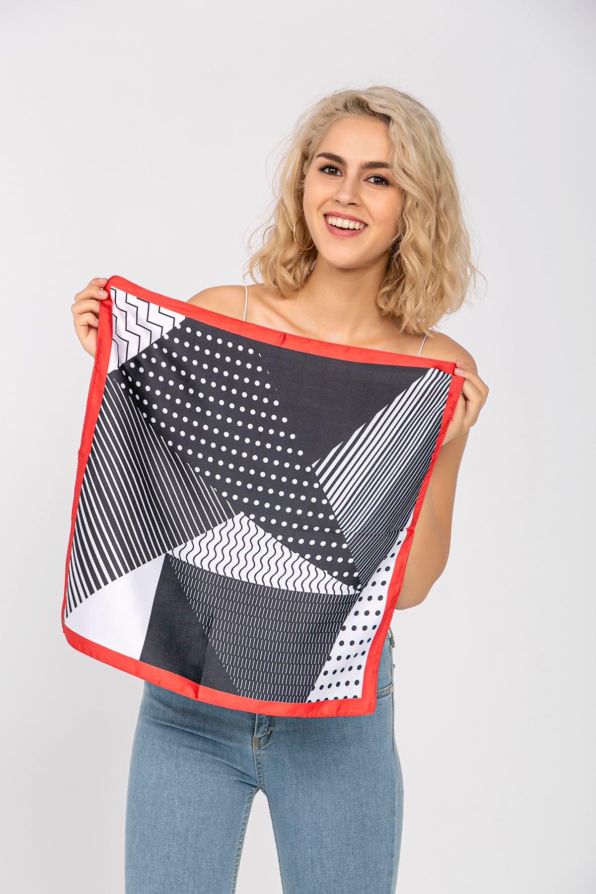 12315 Geometrik Desenli Siyah Saten Bandana Fular 50x50 cm görsel 4
