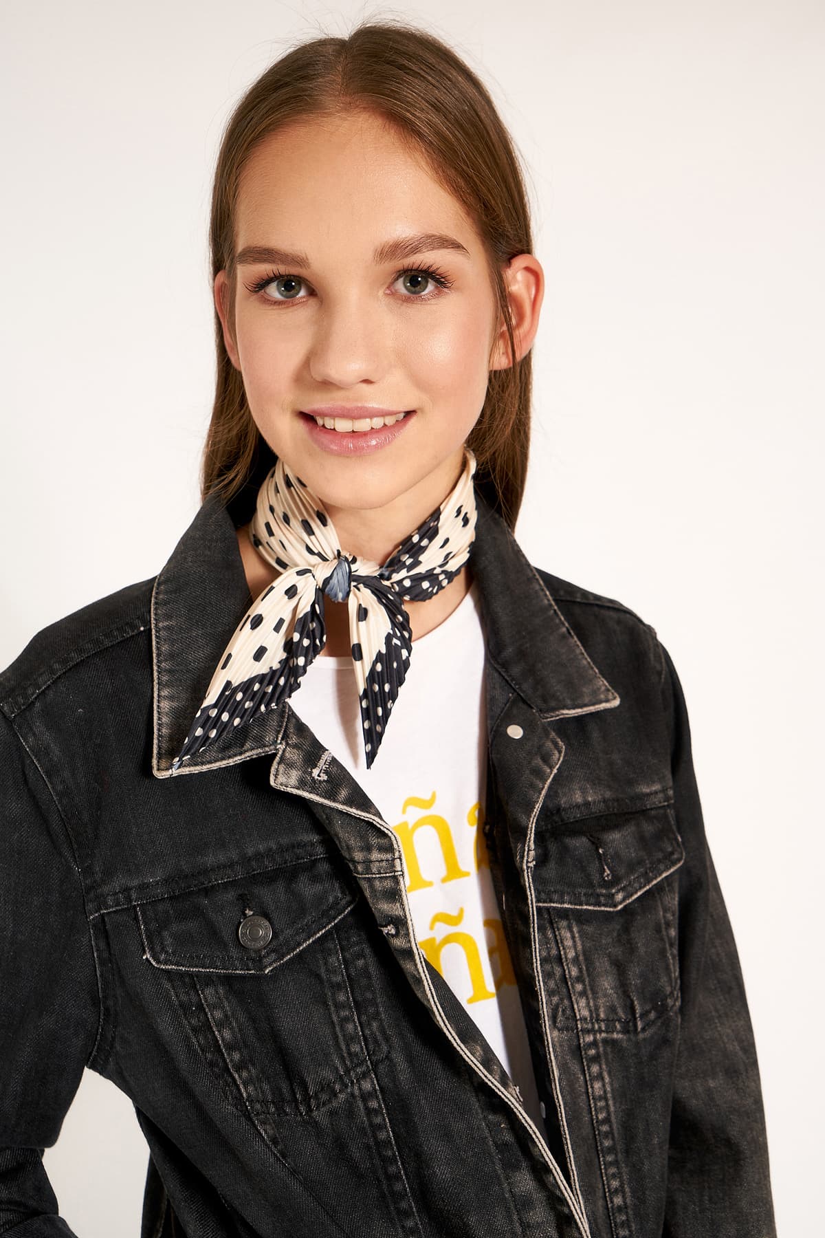 13472-1 Puantiye Desenli Pliseli Saten Bandana Fular 50x50 cm görsel 4