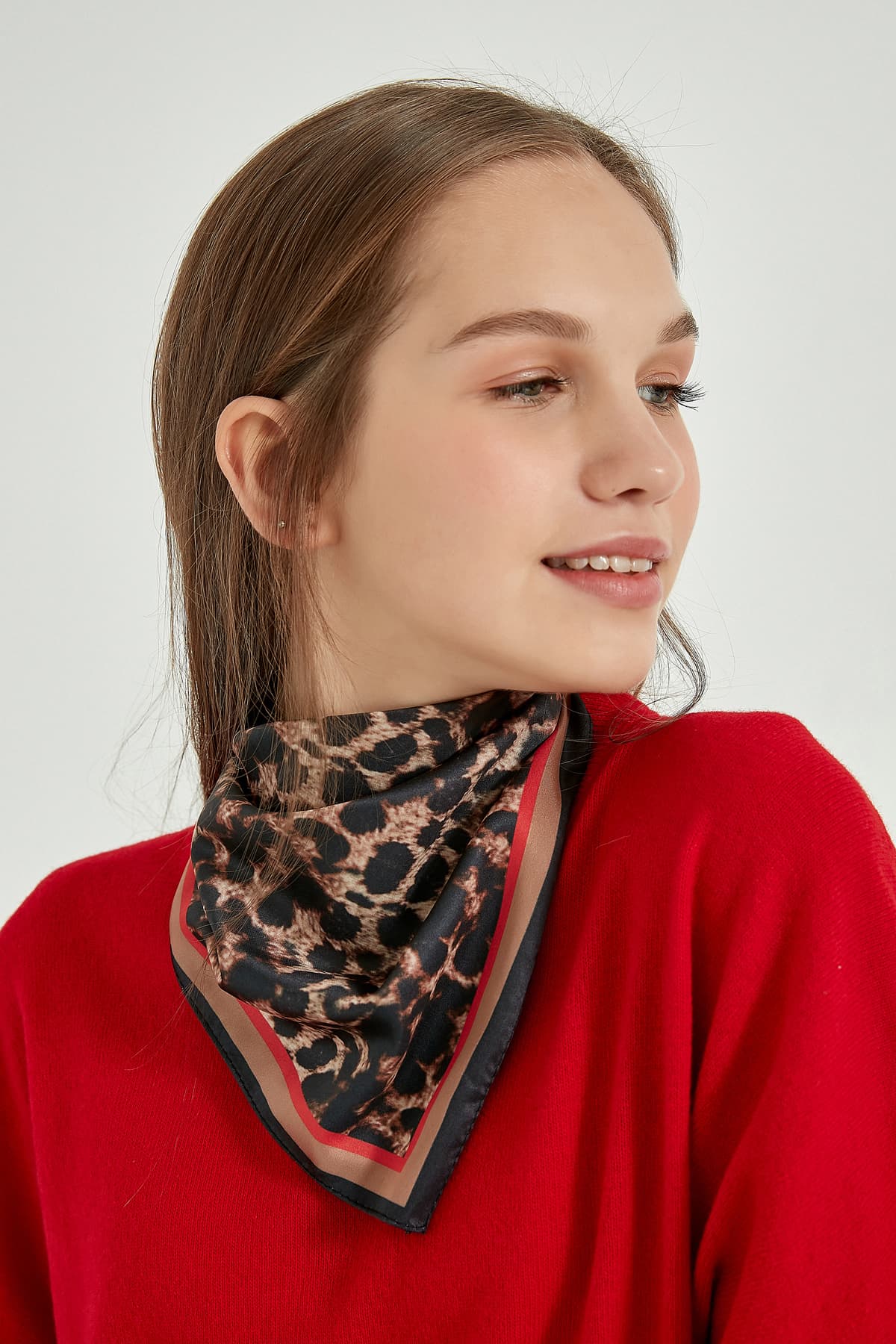 13485 Leopar Desenli Saten Bandana Fular 50x50 cm görsel 4