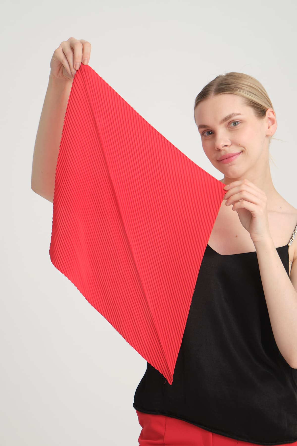 13731-1 Kırmızı Pliseli Saten Bandana Fular 50x50 cm görsel 4