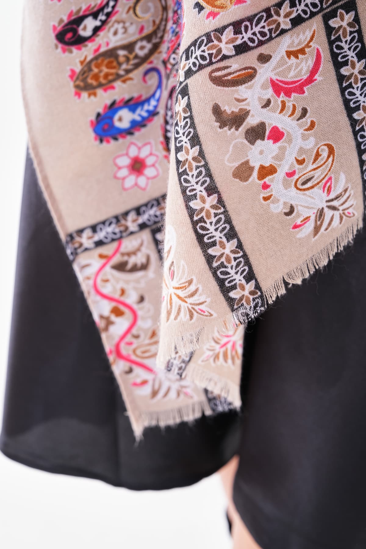 15176 Patchwork Desenli Bej Fransa Kumaşı Varaklı Şal görsel 4