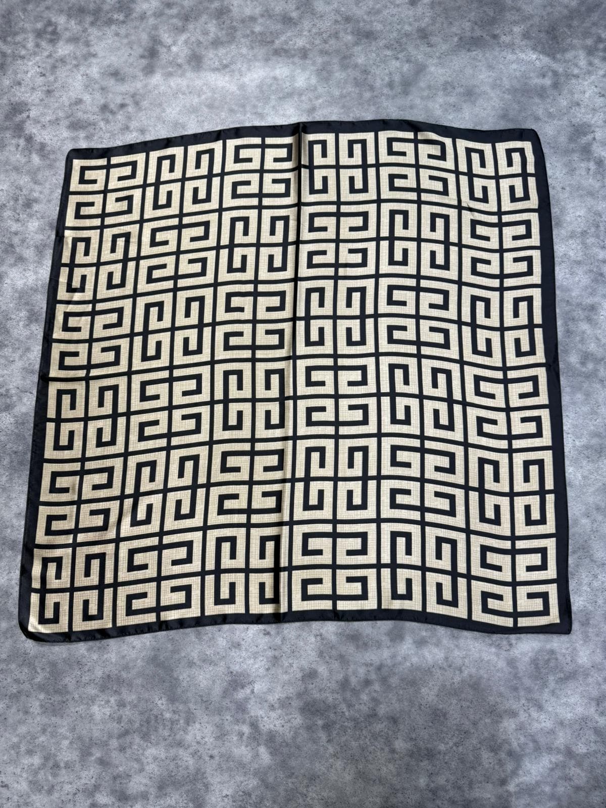 15333 Geometrik Desen Siyah Bandana Fular 90x90 cm görsel 2