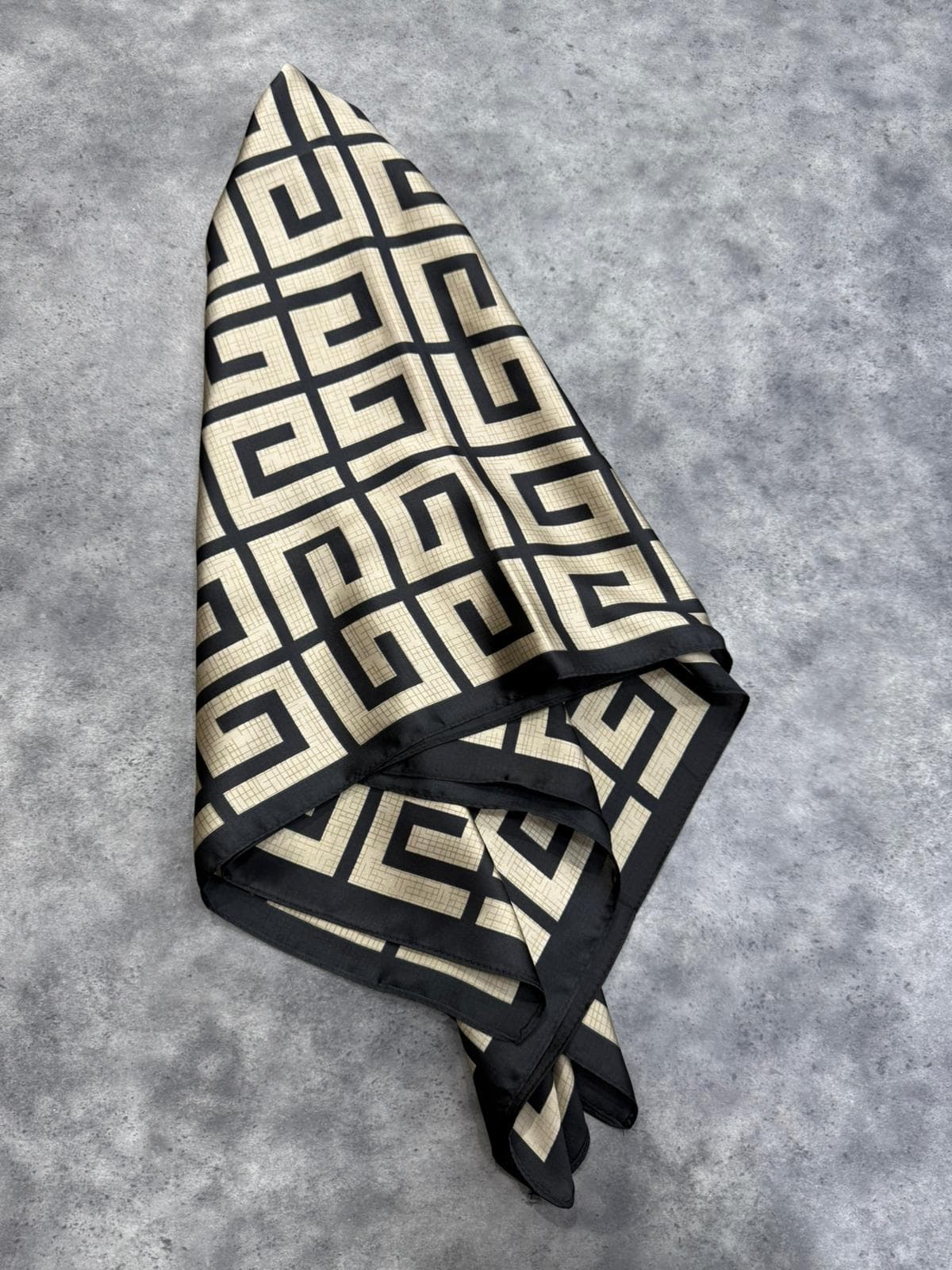 15333 Geometrik Desen Siyah Bandana Fular 90x90 cm görsel 3