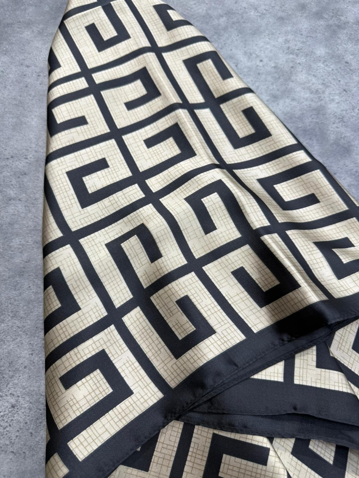 15333 Geometrik Desen Siyah Bandana Fular 90x90 cm görsel 4