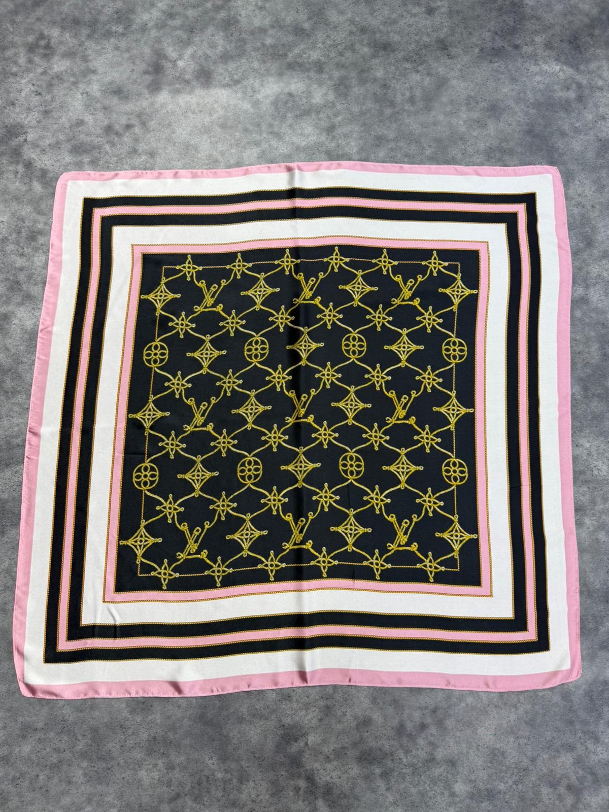 15336 Desenli Pembe Bandana Fular 90x90 cm görsel 2