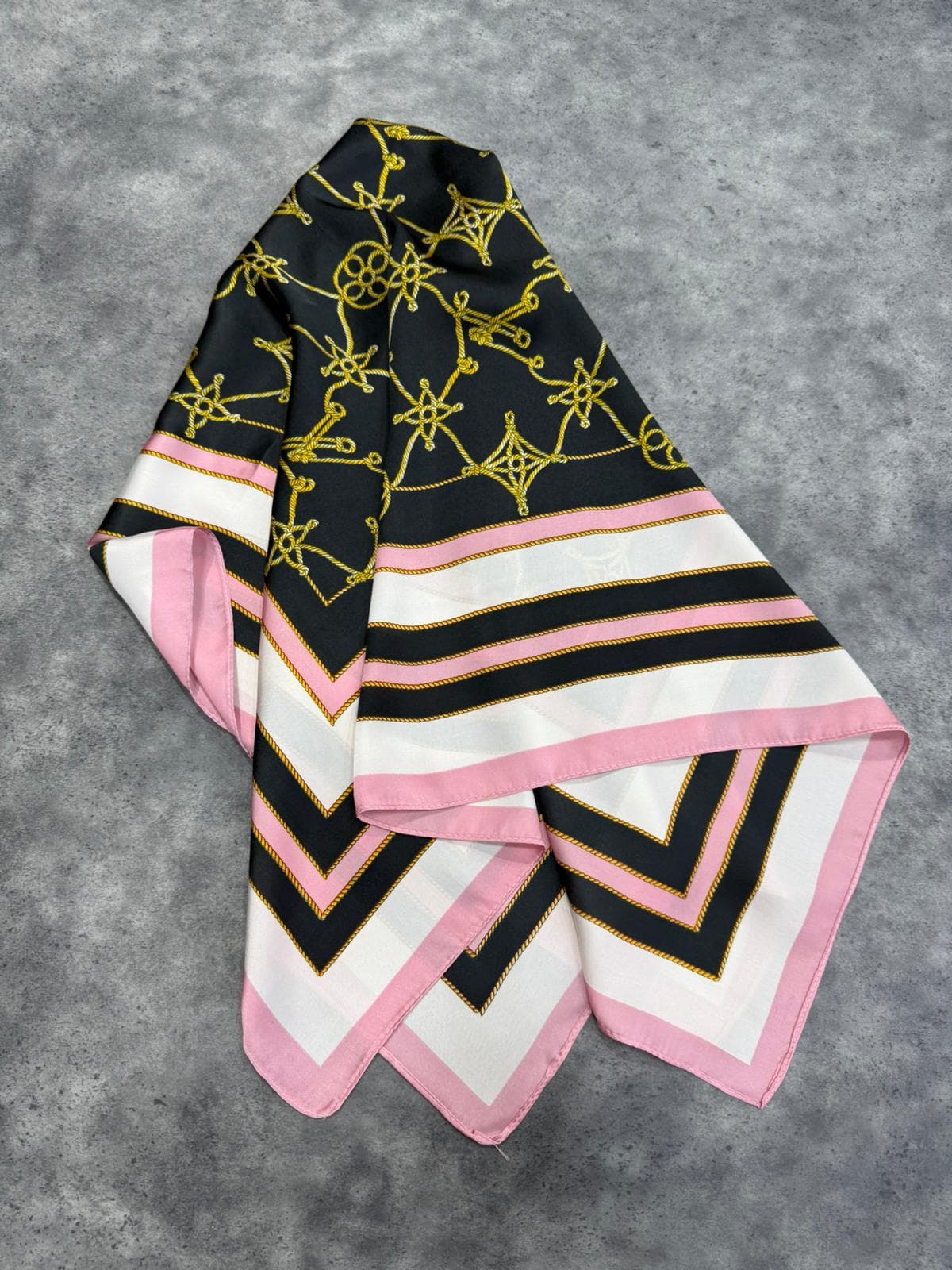 15336 Desenli Pembe Bandana Fular 90x90 cm görsel 3