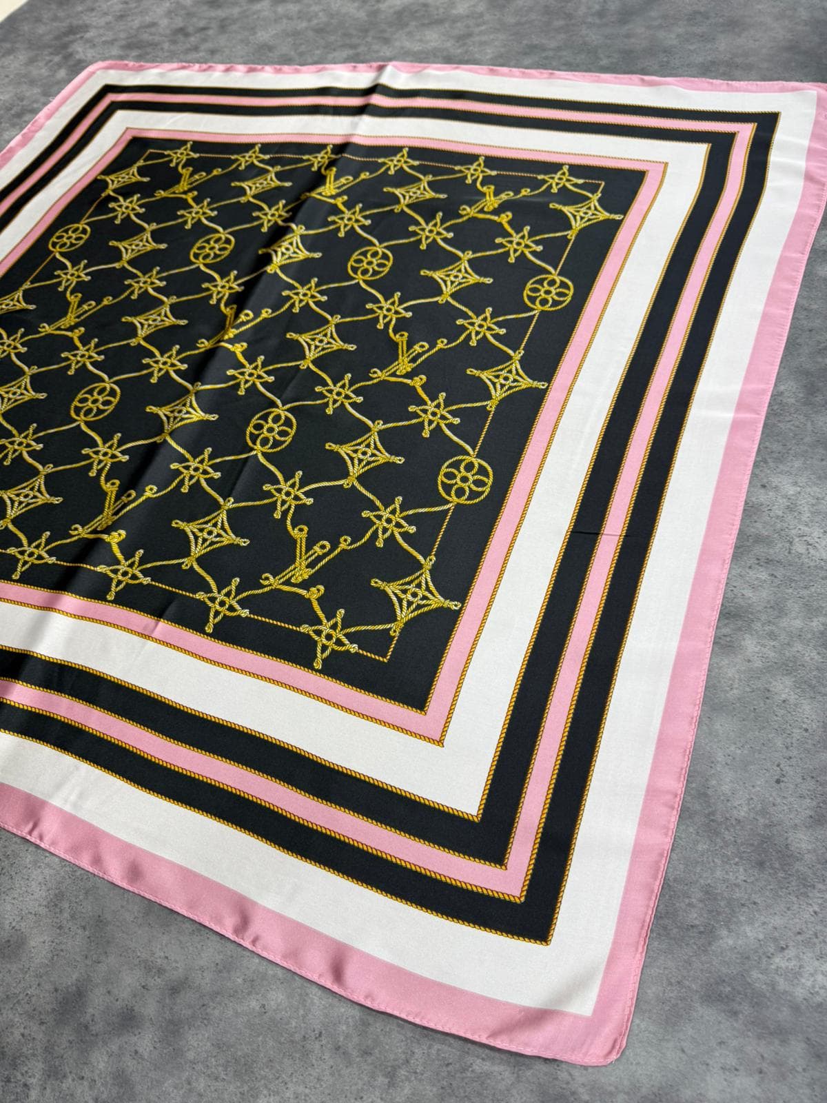 15336 Desenli Pembe Bandana Fular 90x90 cm görsel 4