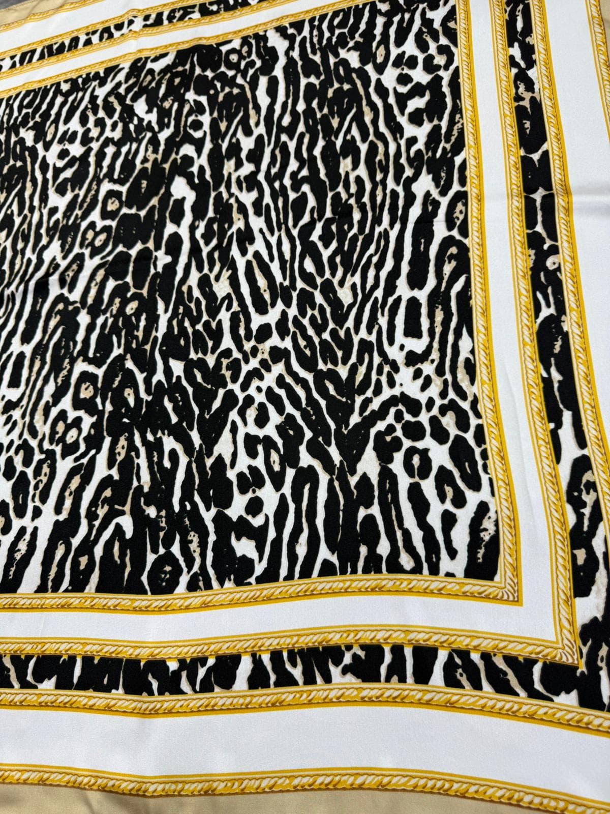 15337 Zebra Desenli Bej Bandana Fular 90x90 cm görsel 3