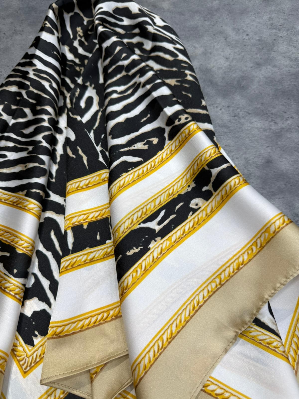 15337 Zebra Desenli Bej Bandana Fular 90x90 cm görsel 4