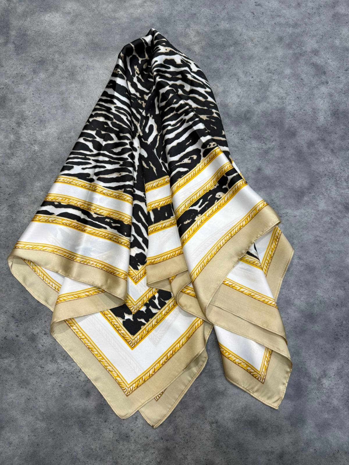 15337 Zebra Desenli Bej Bandana Fular 90x90 cm görsel 5
