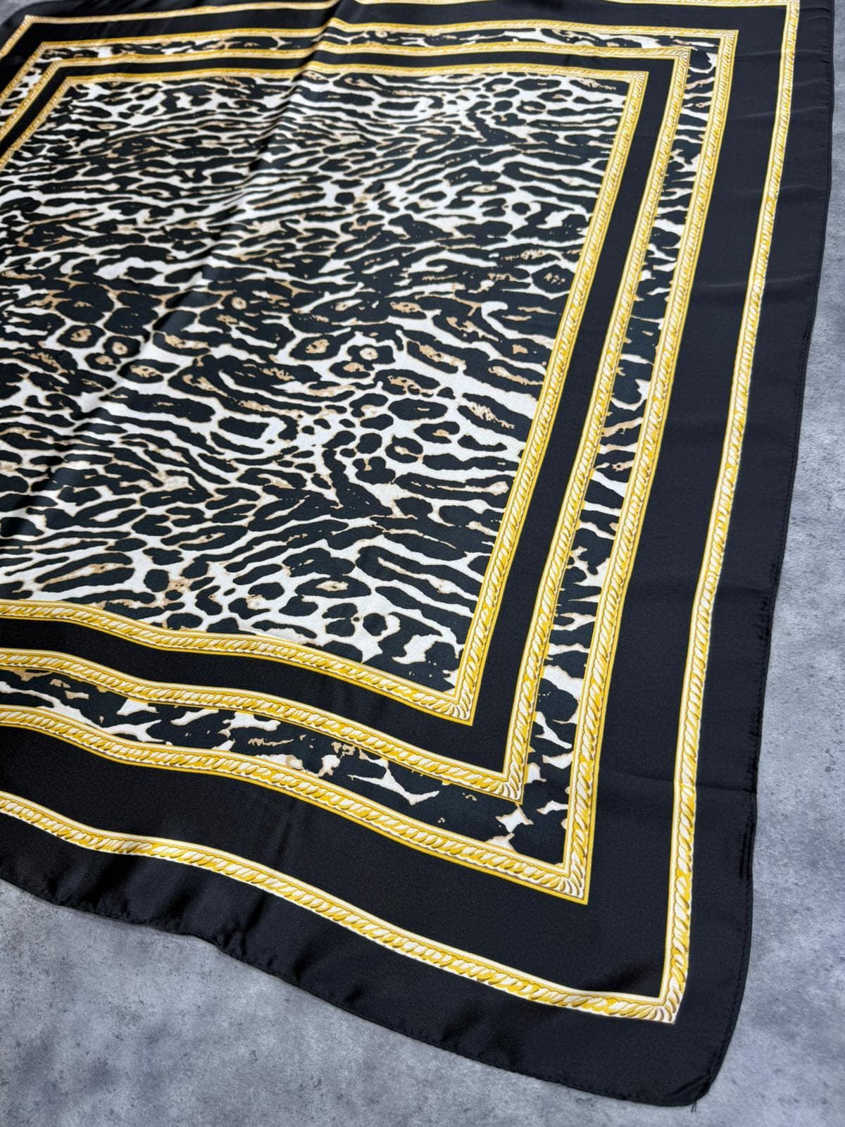 15337 Zebra Desenli Siyah Bandana Fular 90x90 cm görsel 3