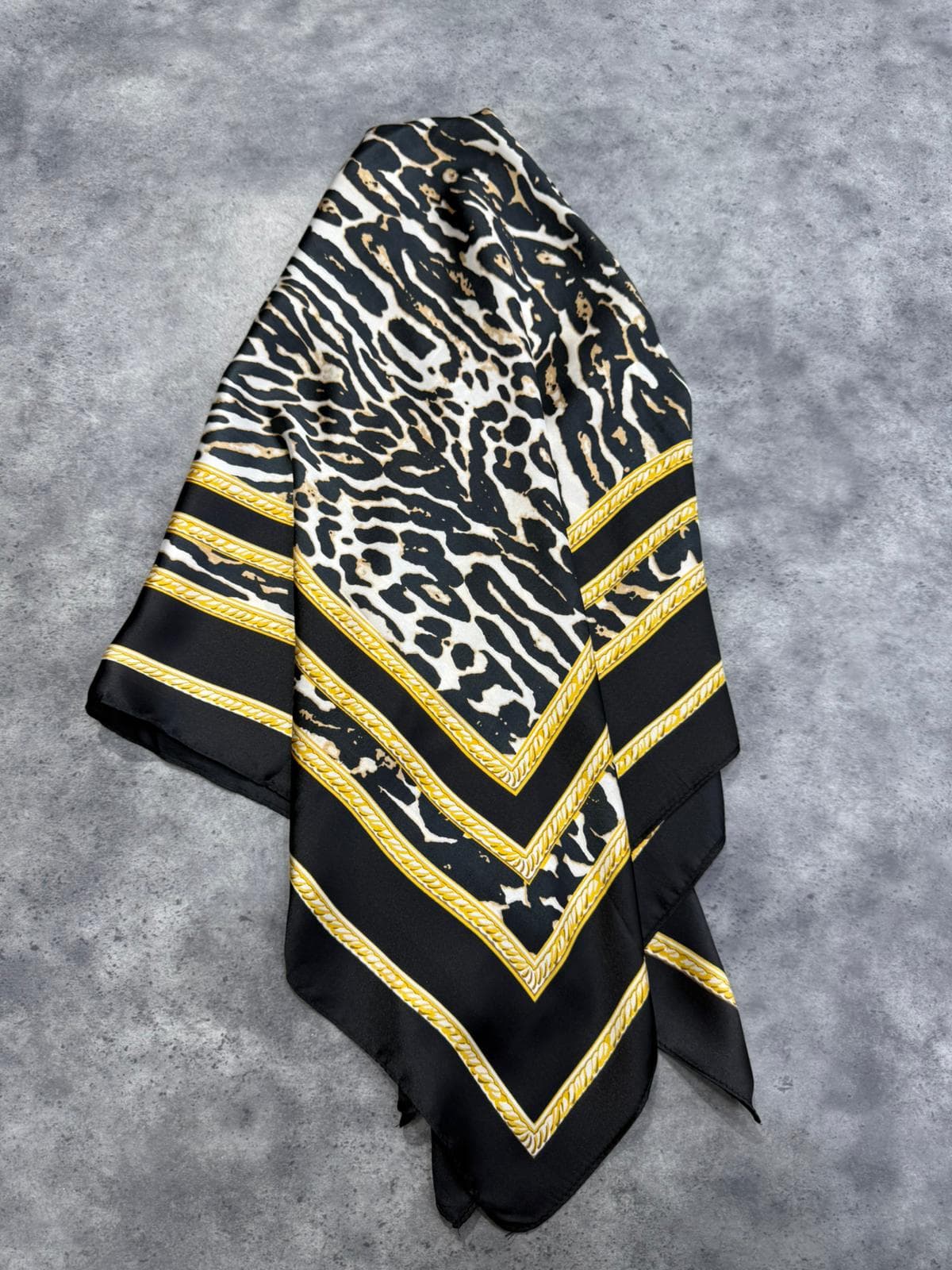 15337 Zebra Desenli Siyah Bandana Fular 90x90 cm görsel 4