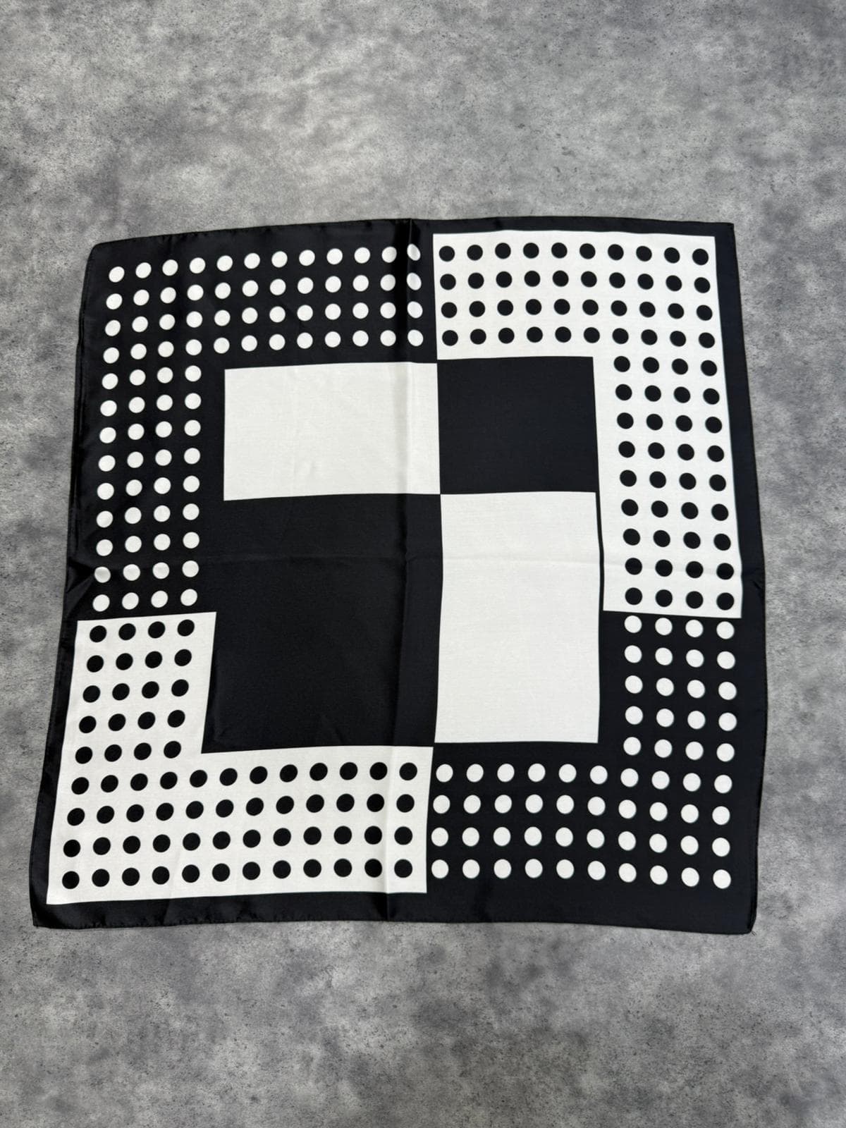 15348 Puantiye Desenli Siyah Bandana Fular 70x70 cm görsel 2