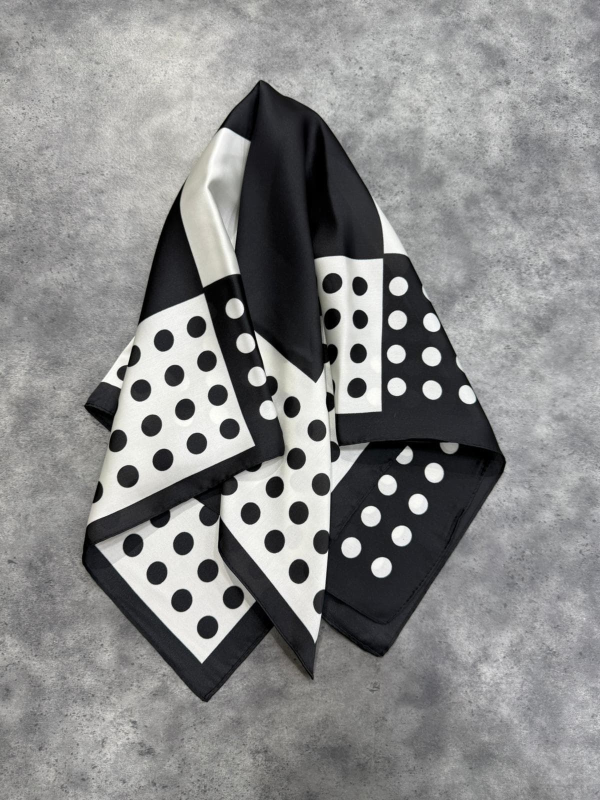 15348 Puantiye Desenli Siyah Bandana Fular 70x70 cm görsel 4