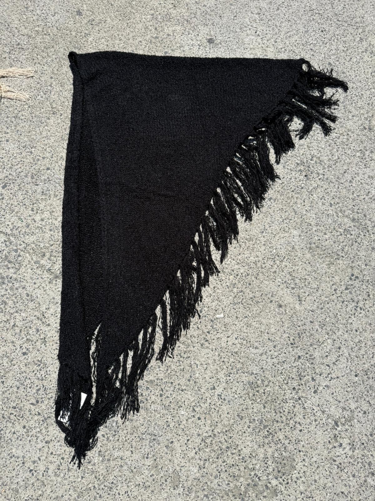 S010 Püsküllü Yün Karışımlı Kumaş Siyah Üçgen Şal 80x180 cm görsel 5