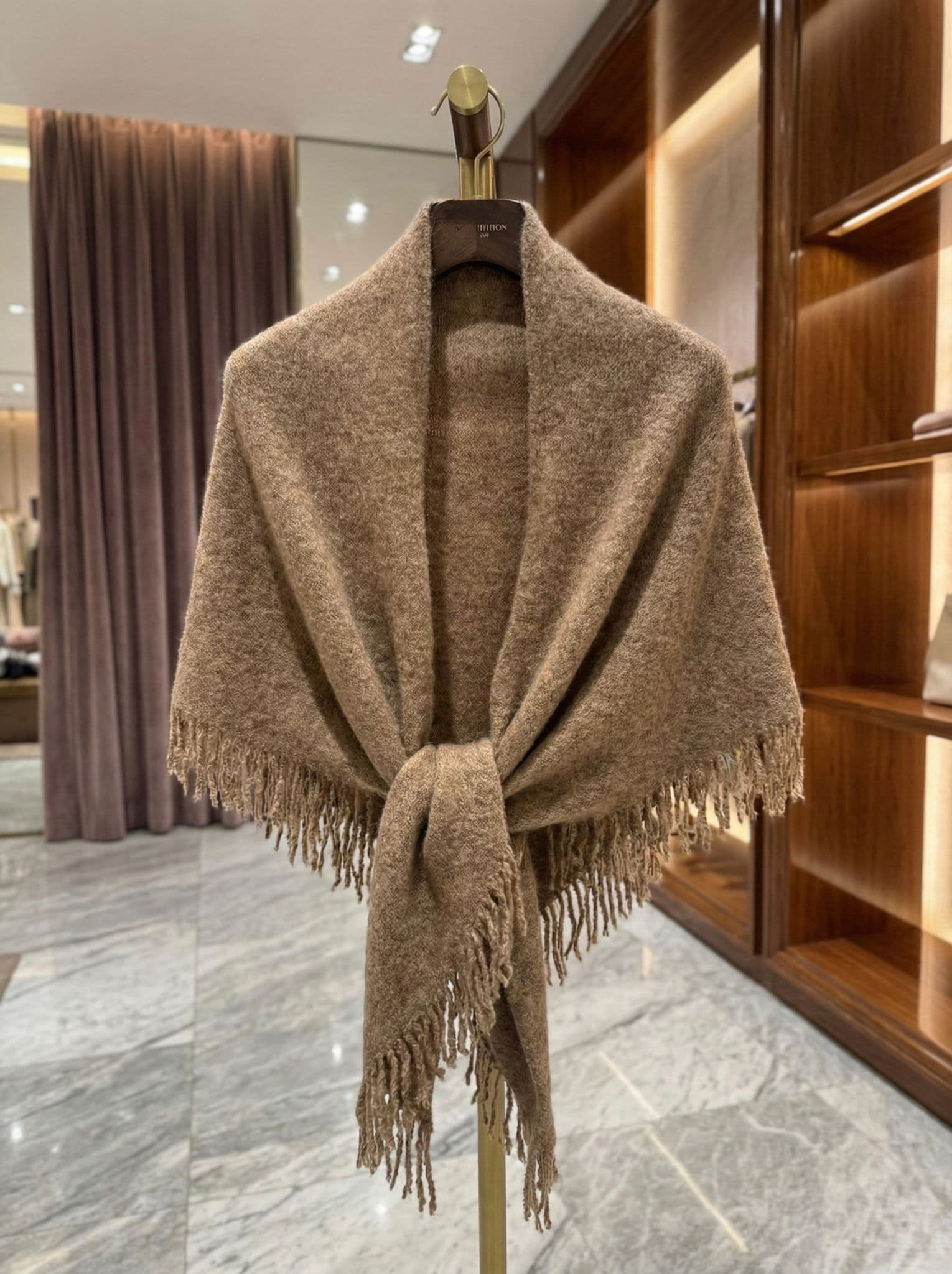 S013 Püsküllü Camel Üçgen İçten Geçmeli Triko Omuz Şalı görsel 2