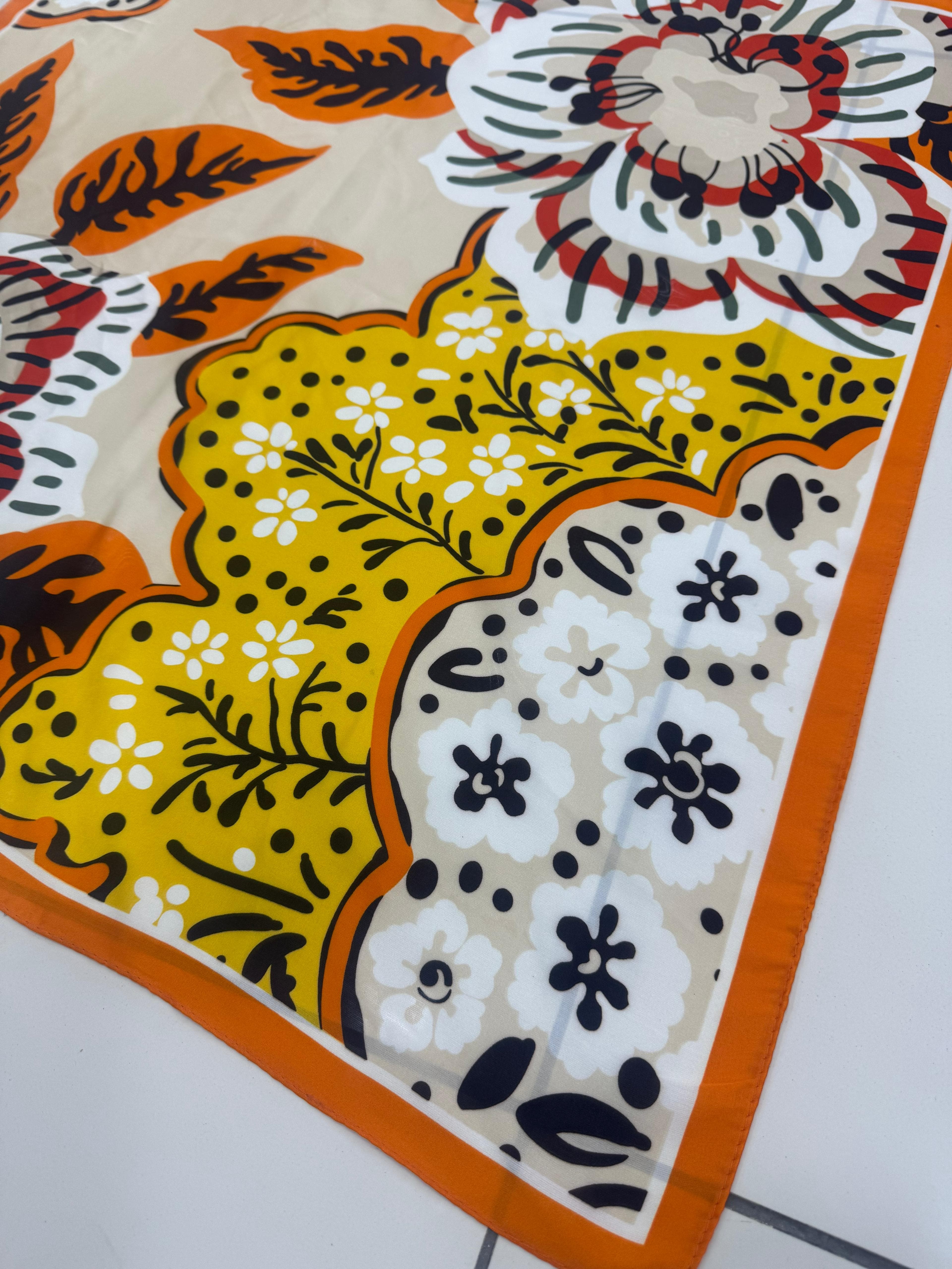 15369 Turuncu Çiçek Desenli Bandana Fular 70x70 cm görsel 2