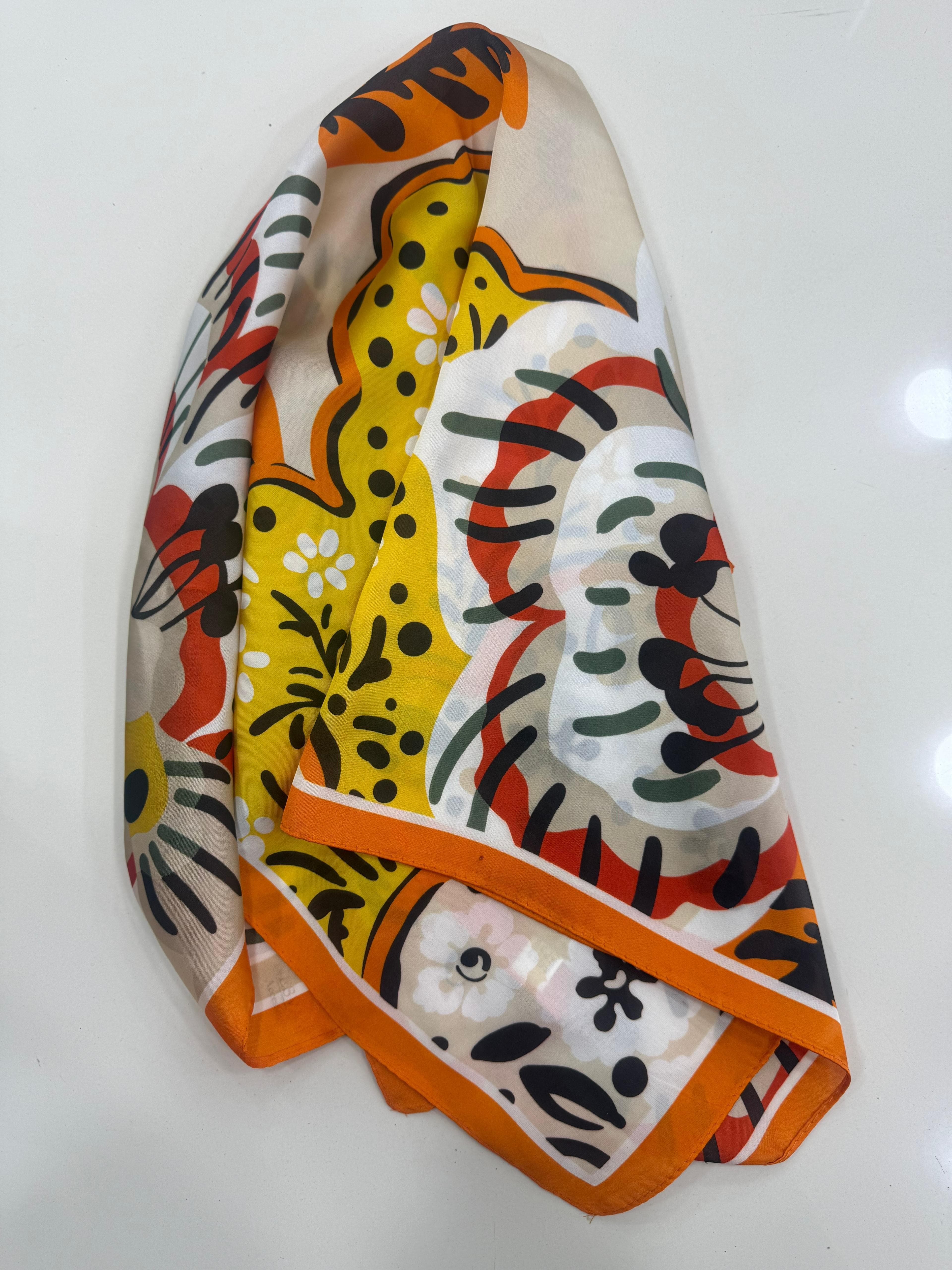 15369 Turuncu Çiçek Desenli Bandana Fular 70x70 cm görsel 4