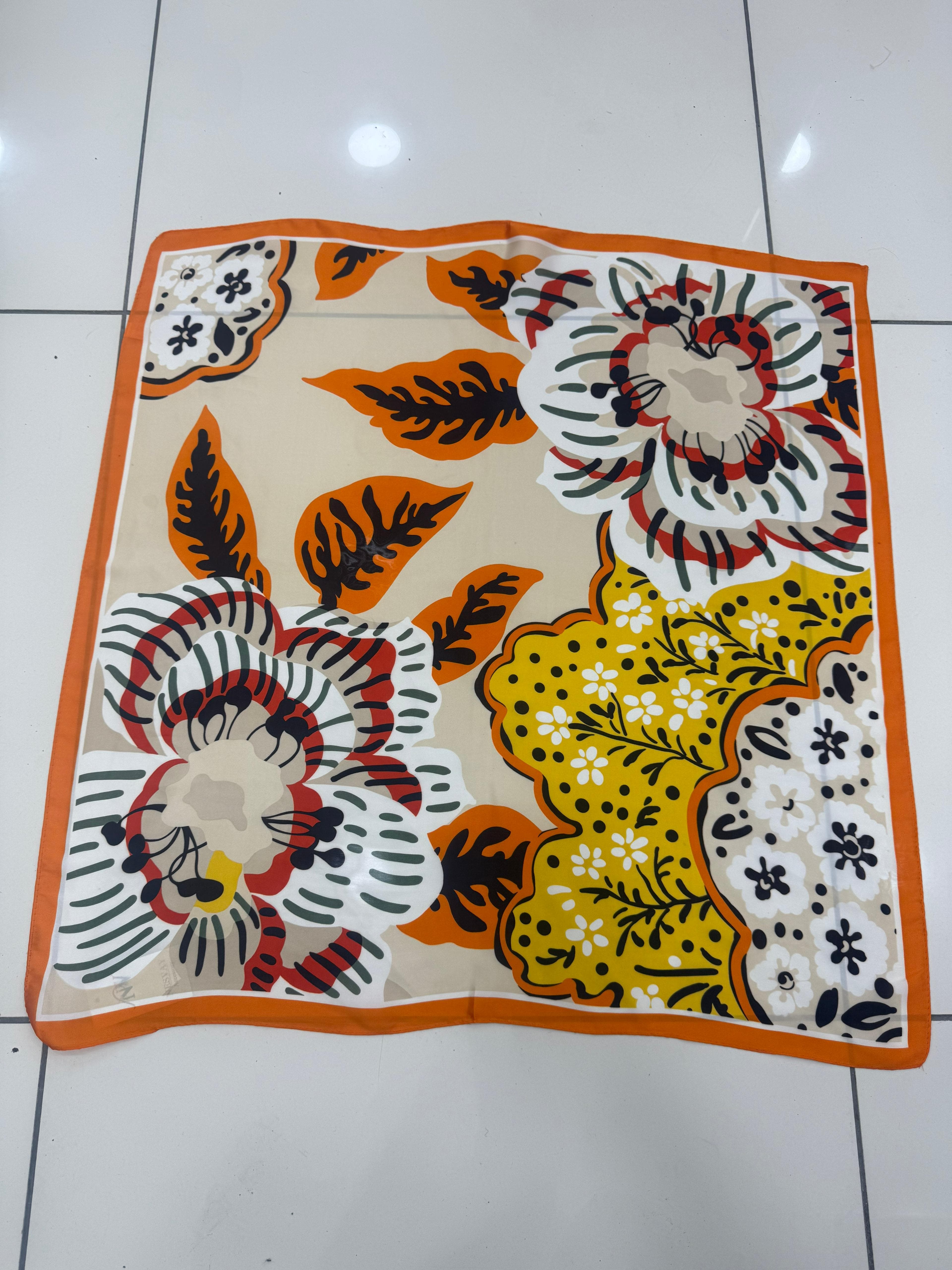 15369 Turuncu Çiçek Desenli Bandana Fular 70x70 cm görsel 5