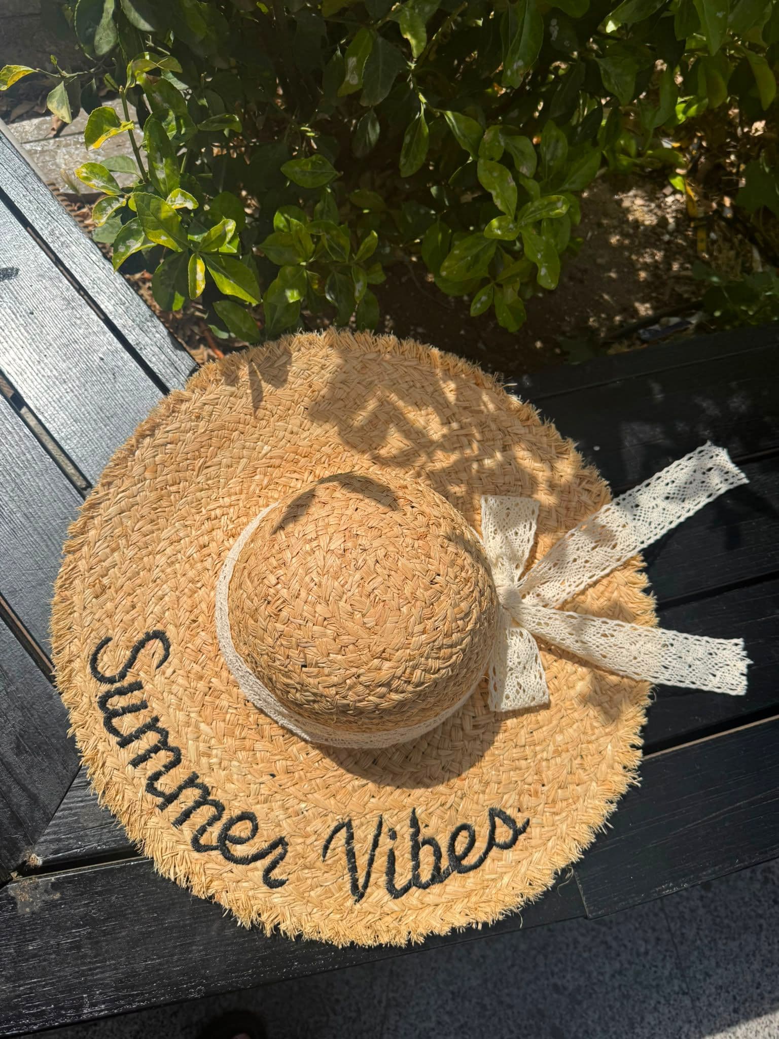 19050 Bej Summer Vibes Nakışlı Fiyonklu Geniş Hasır Şapka görsel 3