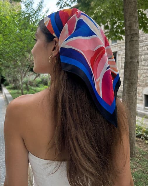 15410 Siyah Çok Renkli Çiçek Desenli Bandana Fular 70x70 cm görsel 3
