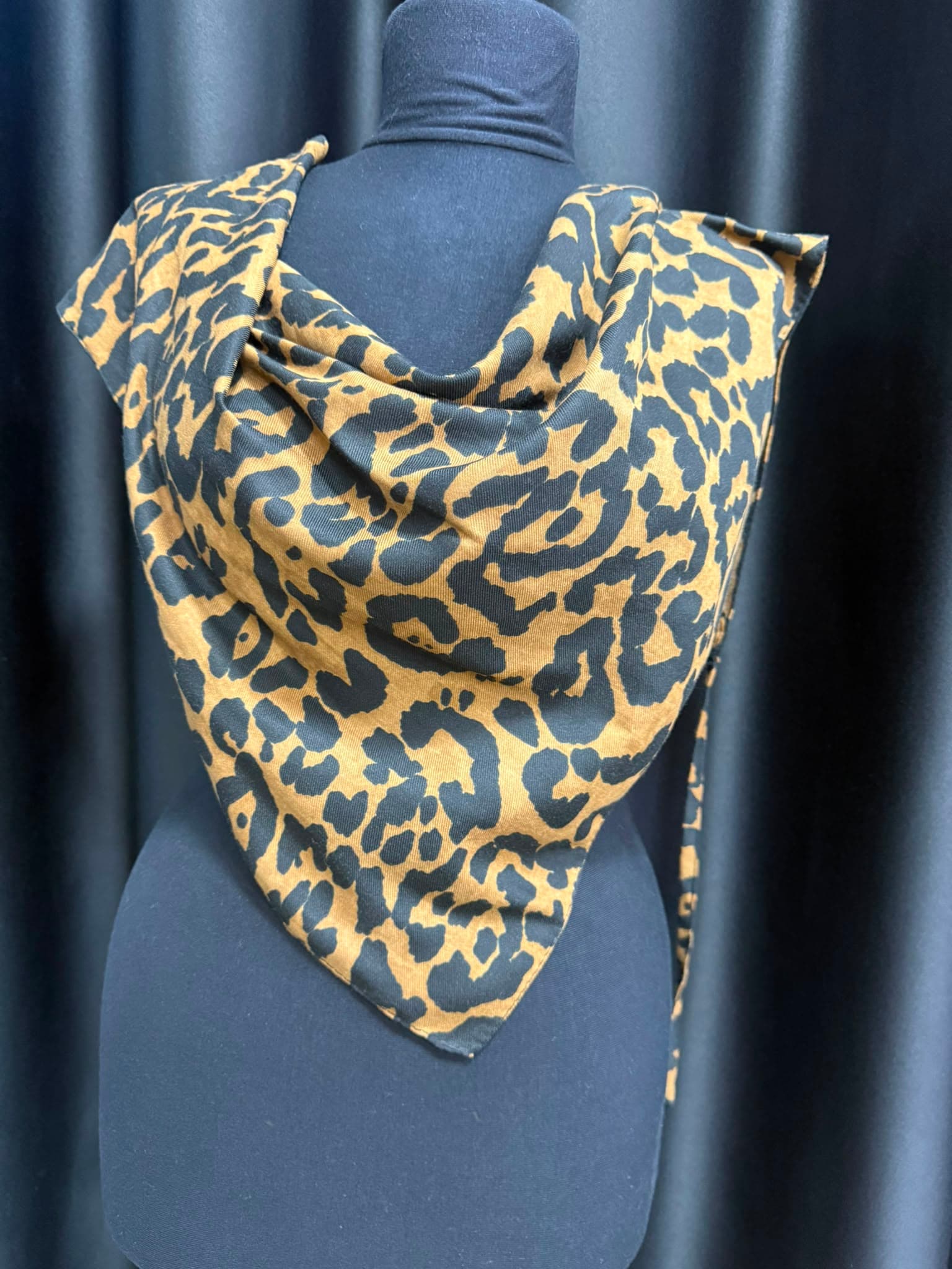 10862-6 Kahverengi Leopar Desenli Üçgen Fular görsel 3