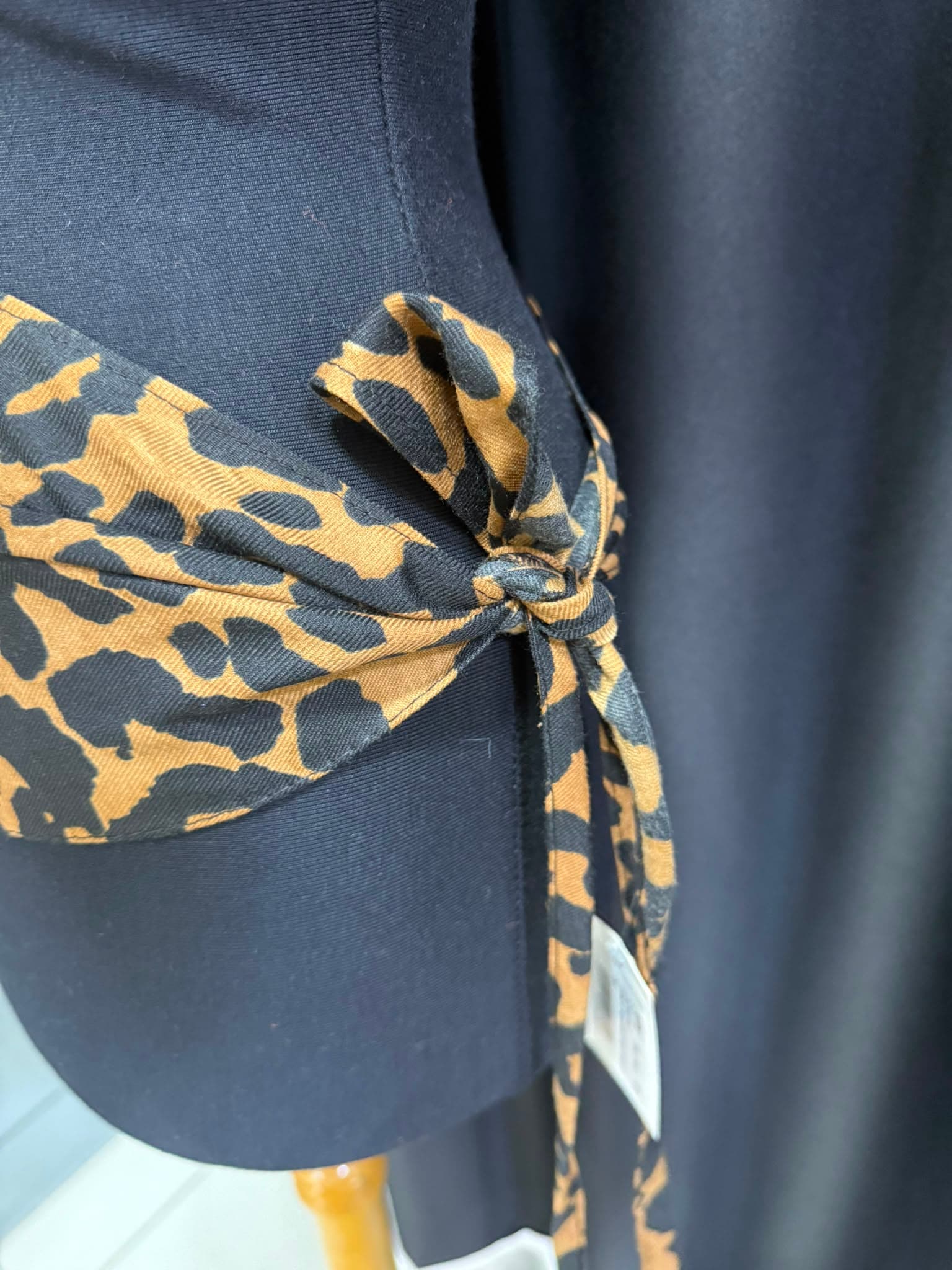 10862-6 Kahverengi Leopar Desenli Üçgen Fular görsel 5