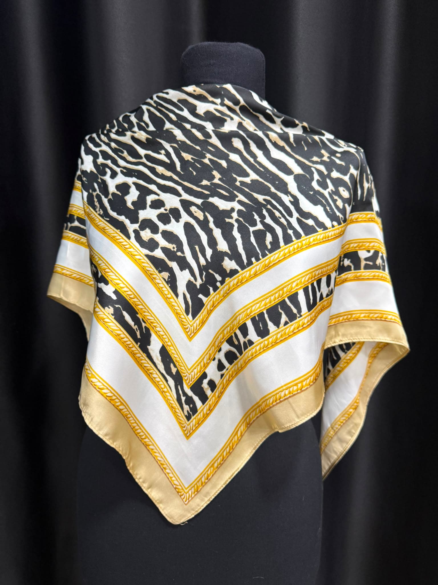 15337-6 Zebra Desenli Bej Üçgen Fular görsel 3