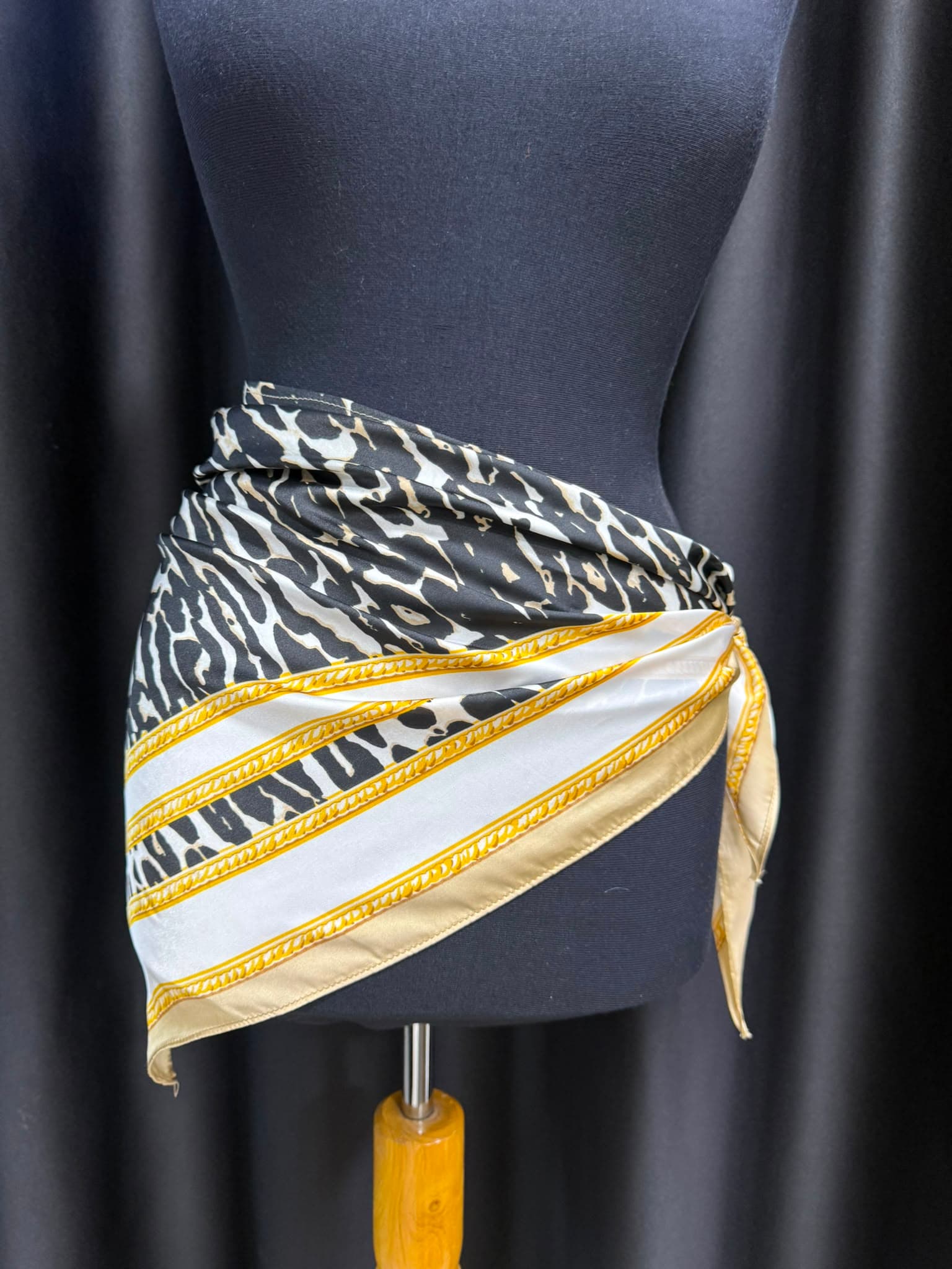 15337-6 Zebra Desenli Bej Üçgen Fular görsel 4