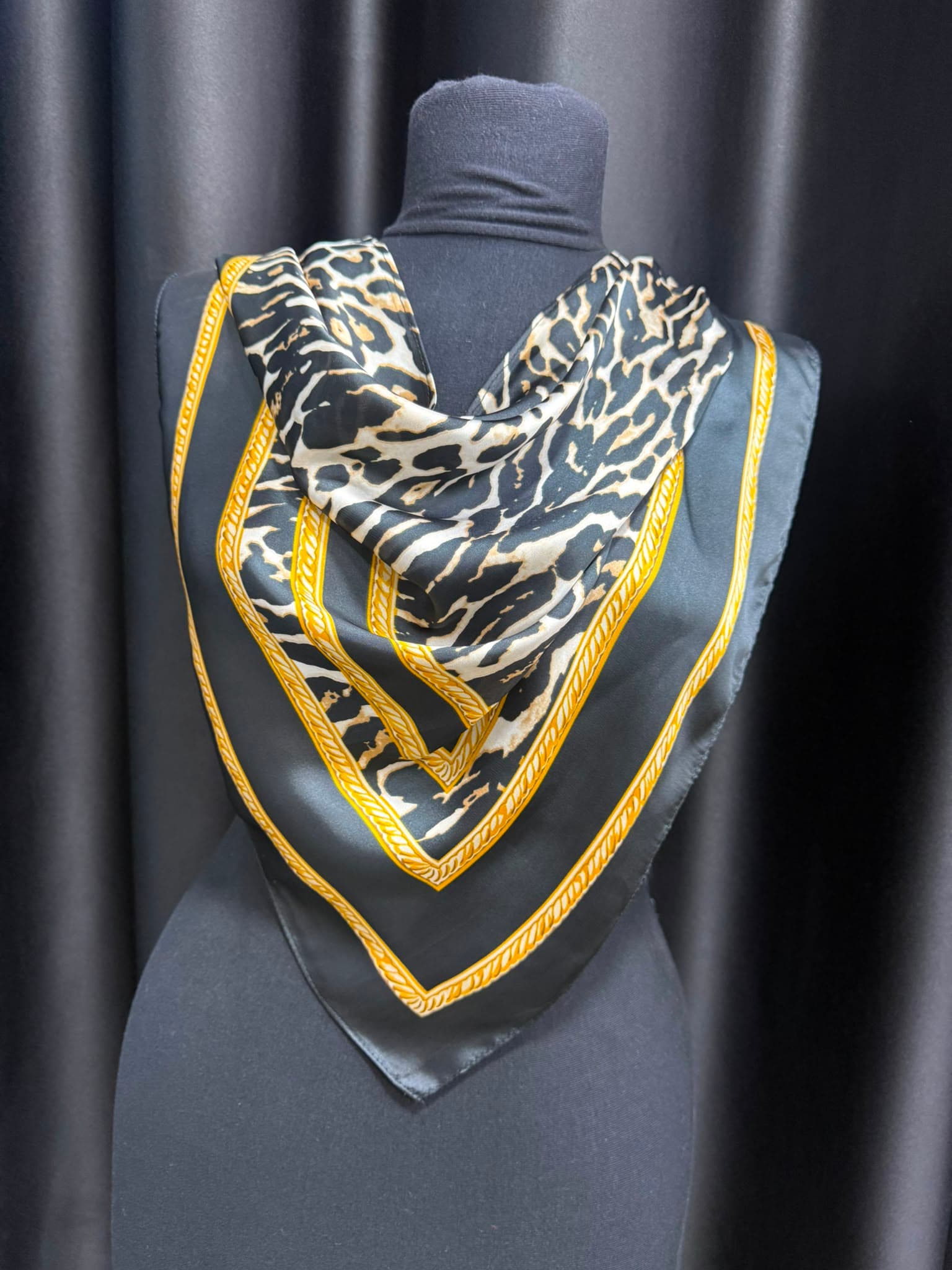 15337-6 Zebra Desenli Siyah Üçgen Fular görsel 3