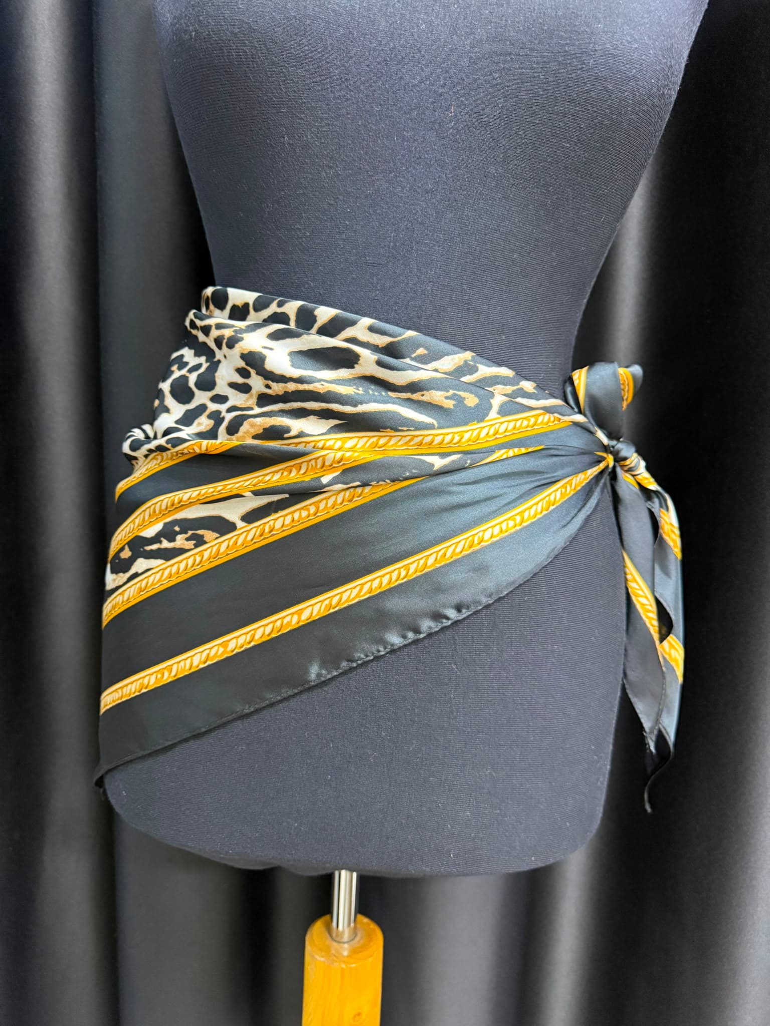 15337-6 Zebra Desenli Siyah Üçgen Fular görsel 4